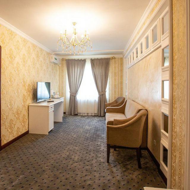 Orzu Hotel ナマンガン エクステリア 写真